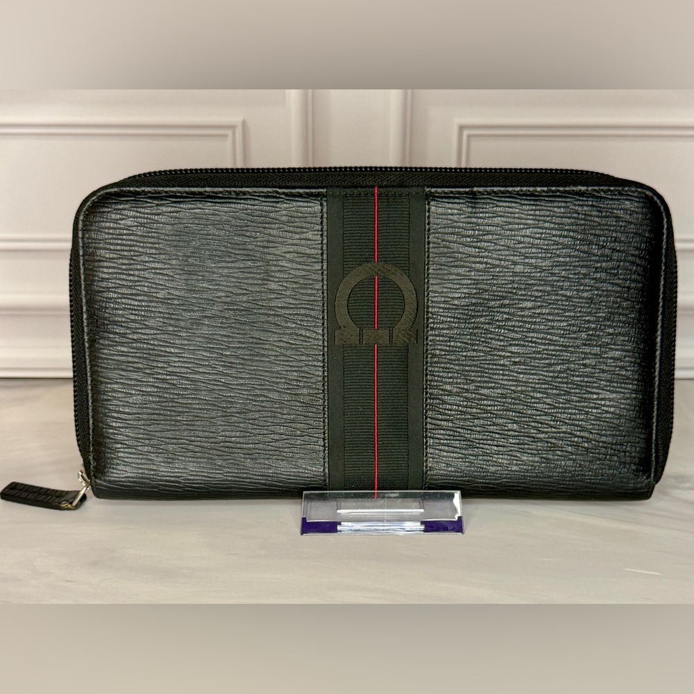 Salvatore Ferragamo Black Leather Zip Passport Travel Organizer Like New - Picture 2 of 10